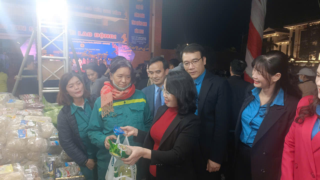 Sôi nổi nhiều hoạt động Chợ Tết Công Đoàn tại Quảng Ninh