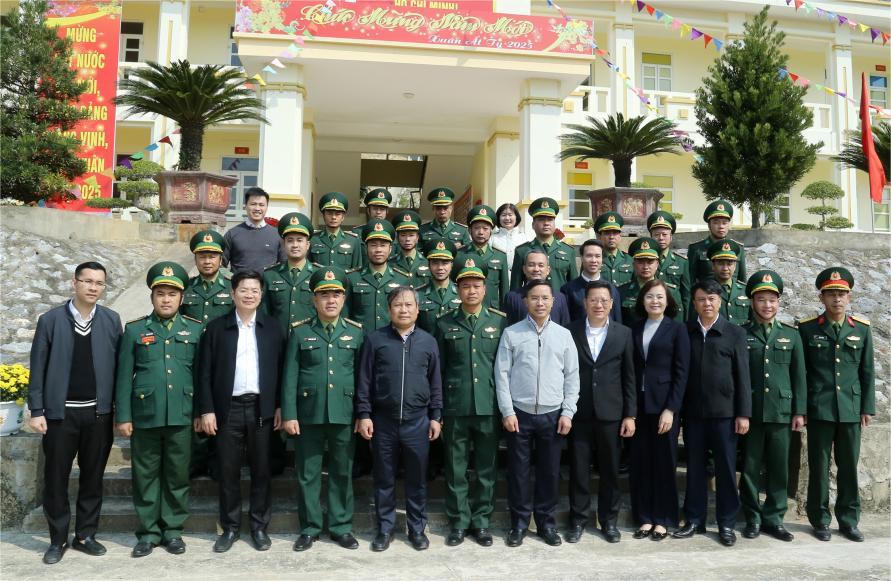 Bí thư Tỉnh ủy Quảng Ninh chúc Tết quân, dân huyện Cô Tô