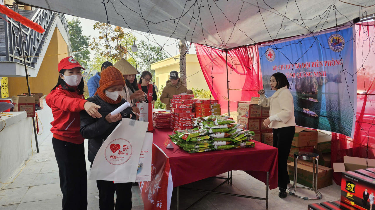 Quảng Ninh: Sôi nổi nhiều hoạt động tại chợ ‘Tết Nhân ái’