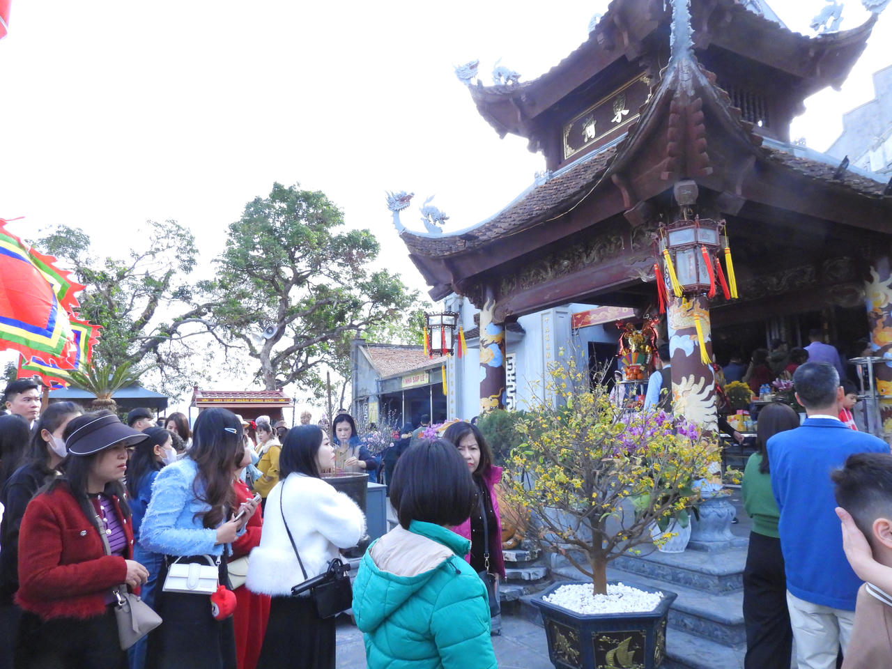 Nô nức đi lễ đền, chùa đầu năm ở Quảng Ninh