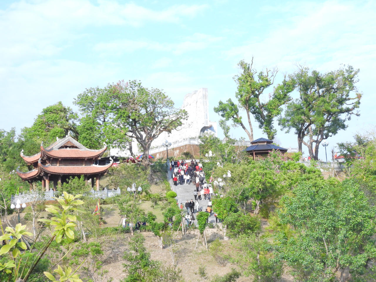 Nô nức đi lễ đền, chùa đầu năm ở Quảng Ninh