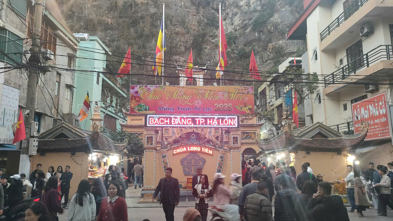 Nô nức đi lễ đền, chùa đầu năm ở Quảng Ninh