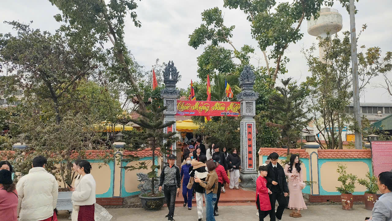 Nô nức đi lễ đền, chùa đầu năm ở Quảng Ninh