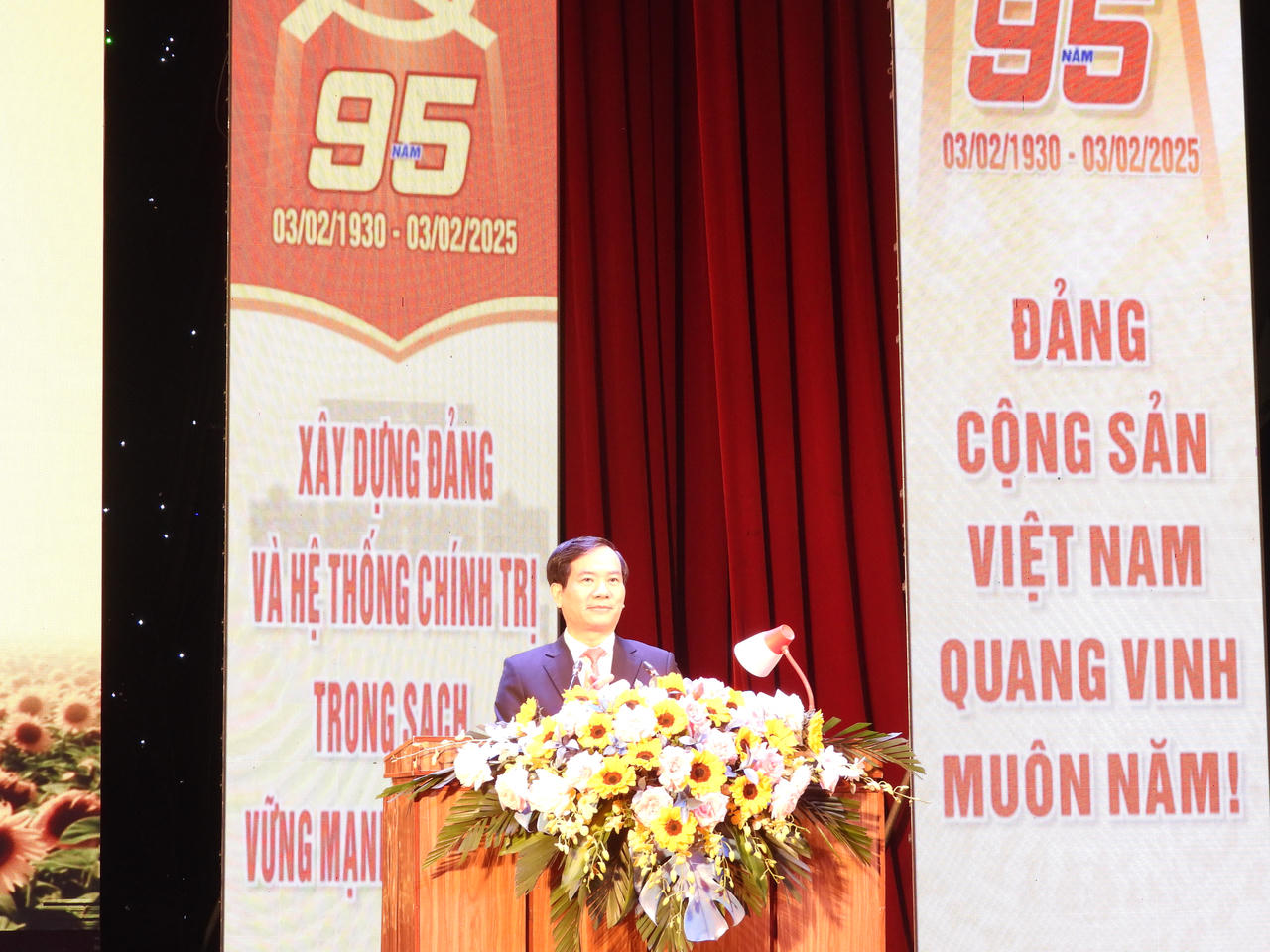 TP Hạ Long: Kỷ niệm 95 ngày thành lập Đảng và trao quyết định kết nạp Đảng viên mới.