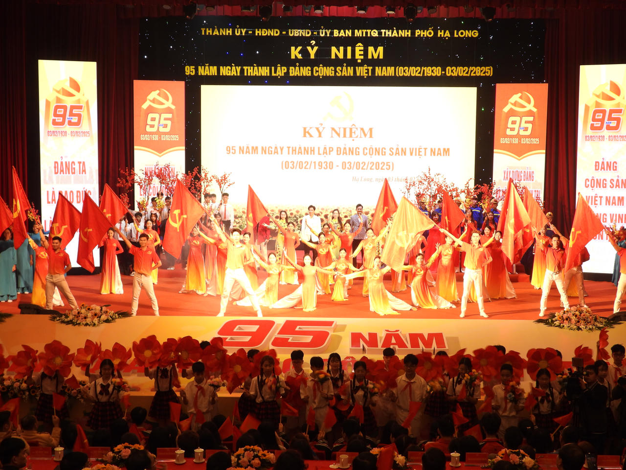 TP Hạ Long: Kỷ niệm 95 ngày thành lập Đảng và trao quyết định kết nạp Đảng viên mới.