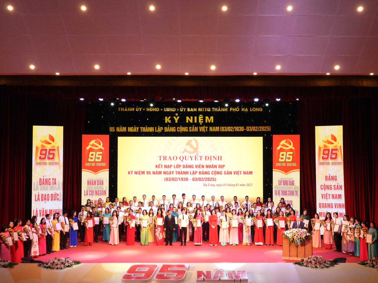 TP Hạ Long: Kỷ niệm 95 ngày thành lập Đảng và trao quyết định kết nạp Đảng viên mới.