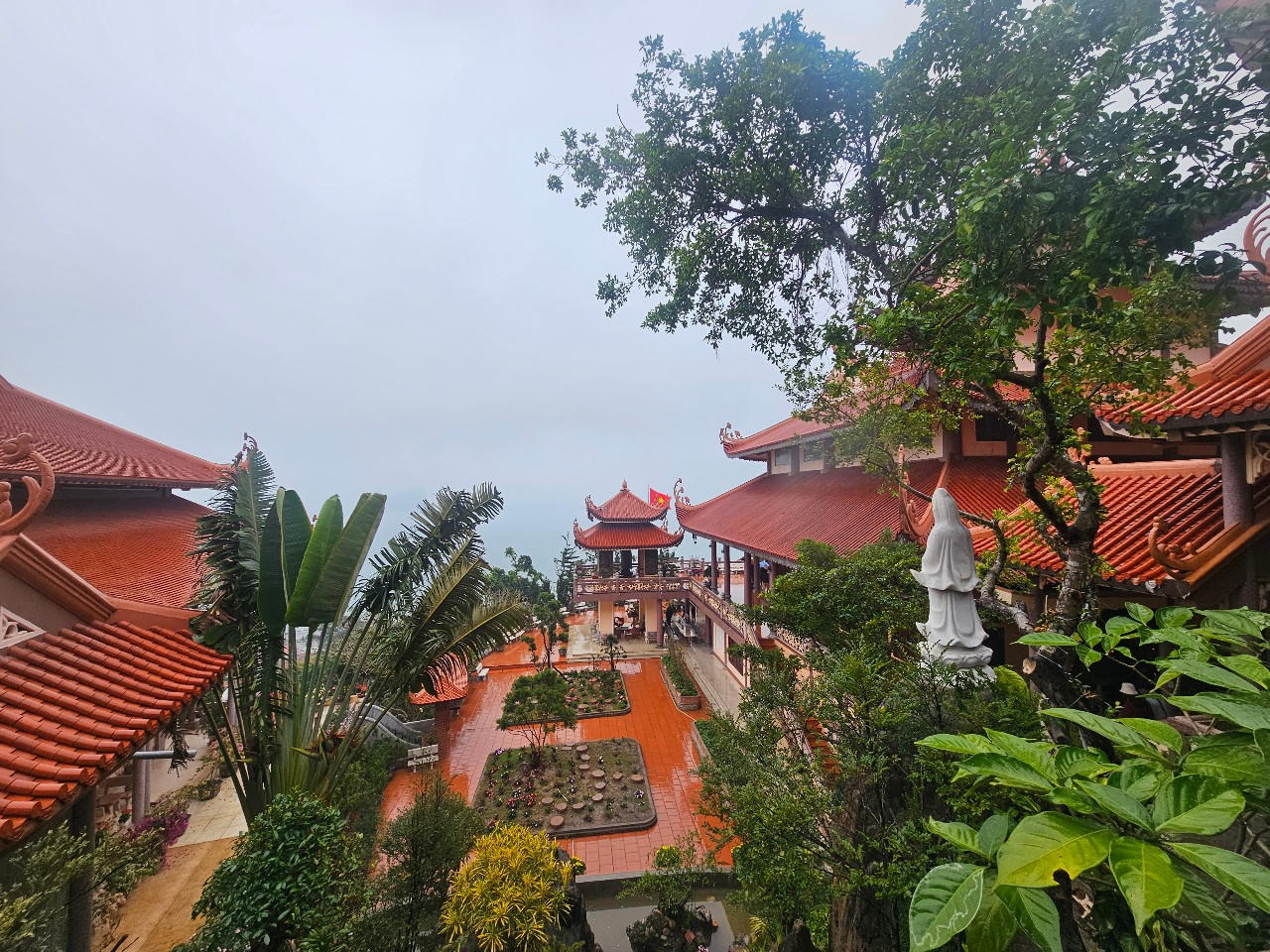 Điểm du lịch tâm linh bên bờ vịnh Bái Tử Long