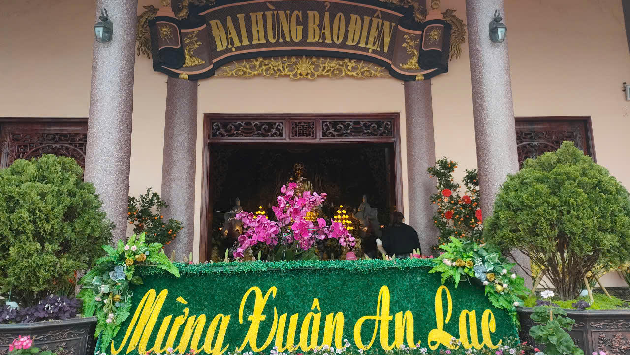 Điểm du lịch tâm linh bên bờ vịnh Bái Tử Long