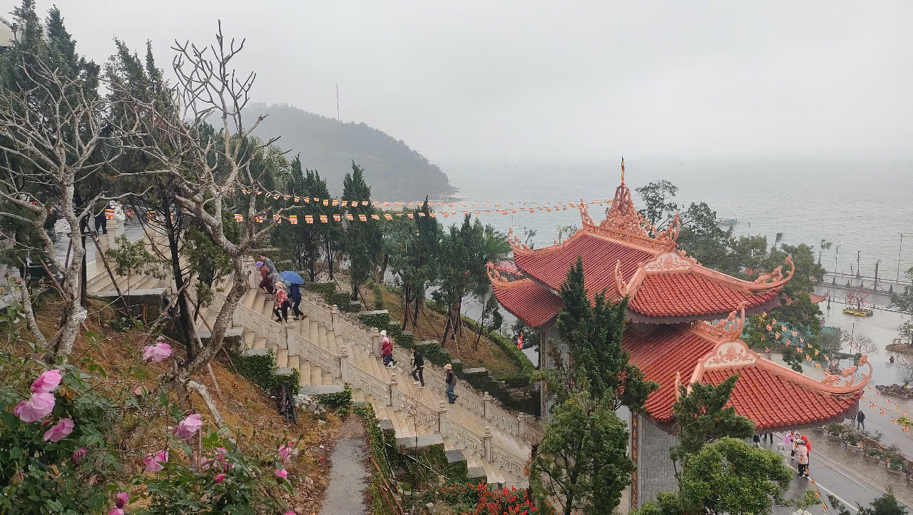 Điểm du lịch tâm linh bên bờ vịnh Bái Tử Long