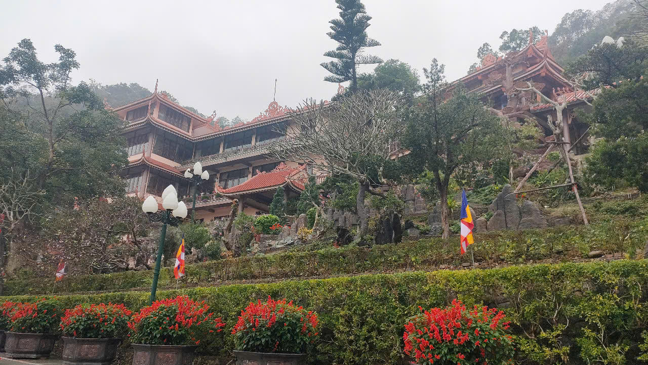 Điểm du lịch tâm linh bên bờ vịnh Bái Tử Long