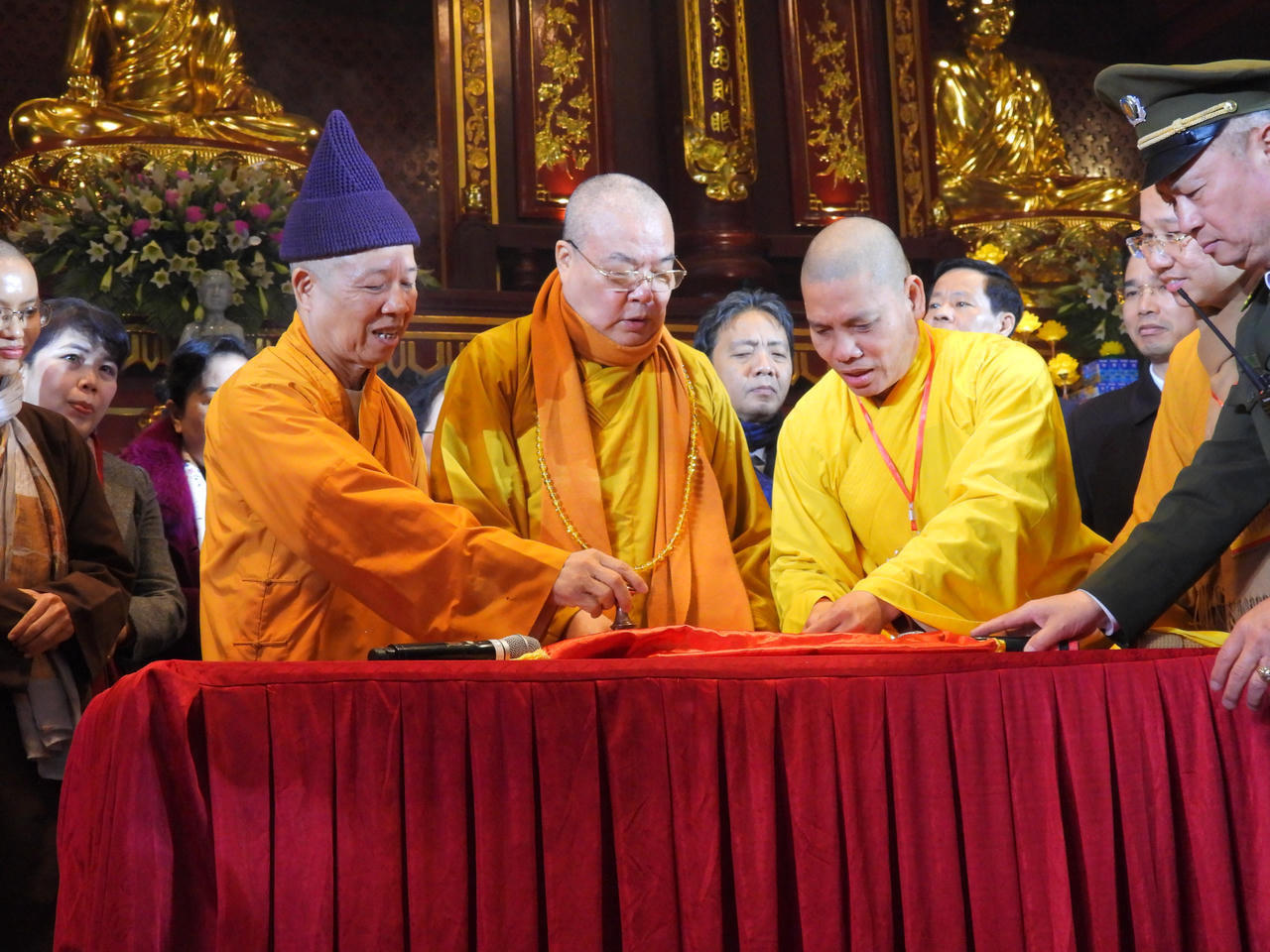 Hàng vạn Phật tử và du khách về với vùng đất thiêng Yên Tử trong ngày Khai hội