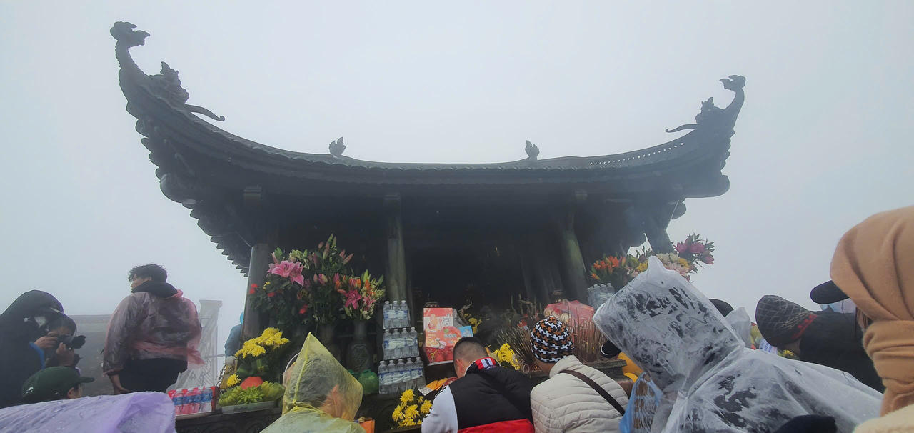 Hàng vạn Phật tử và du khách về với vùng đất thiêng Yên Tử trong ngày Khai hội