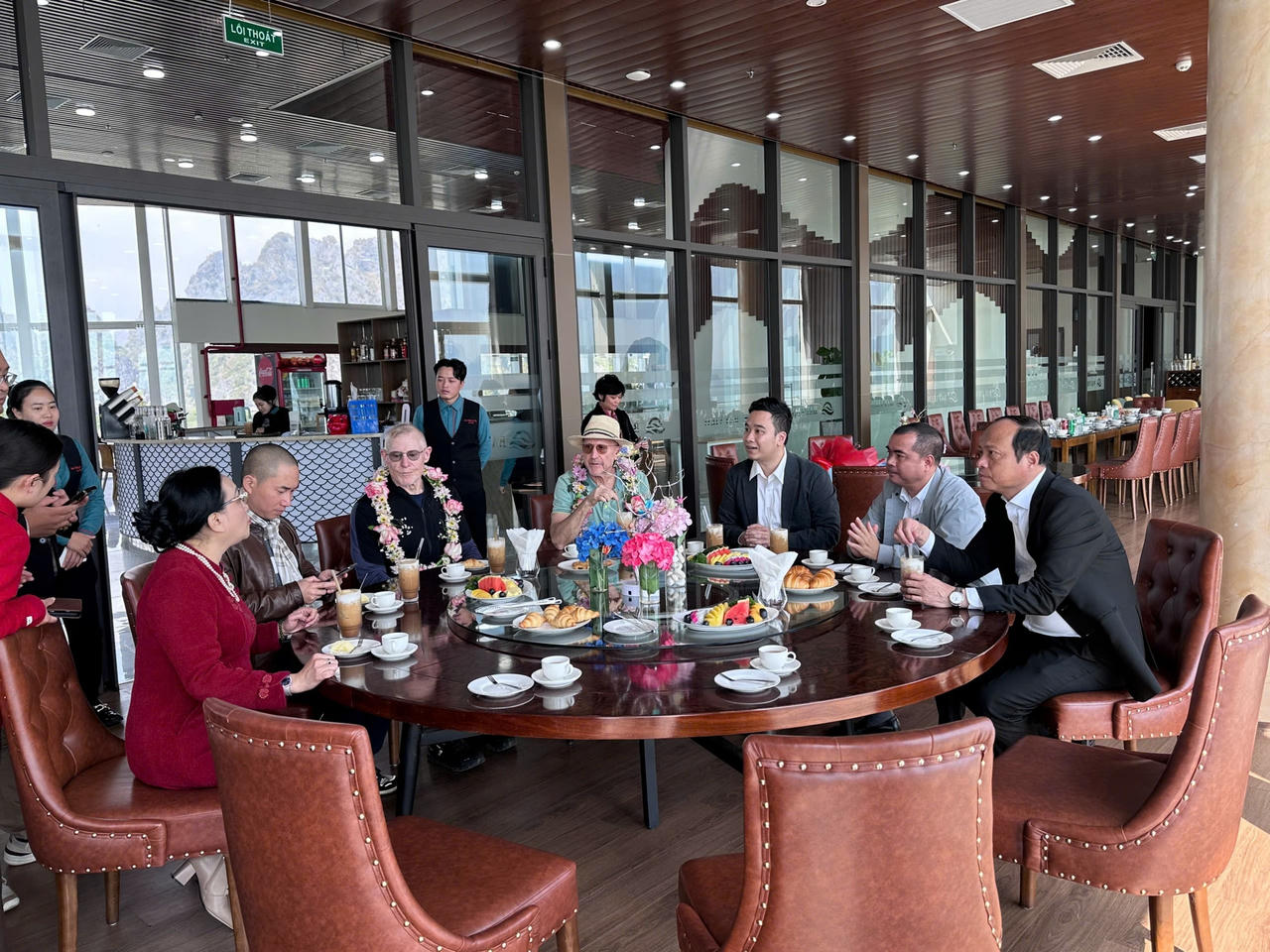 Hai triệu phú thế giới đi trực thăng đến khám phá vịnh Hạ Long