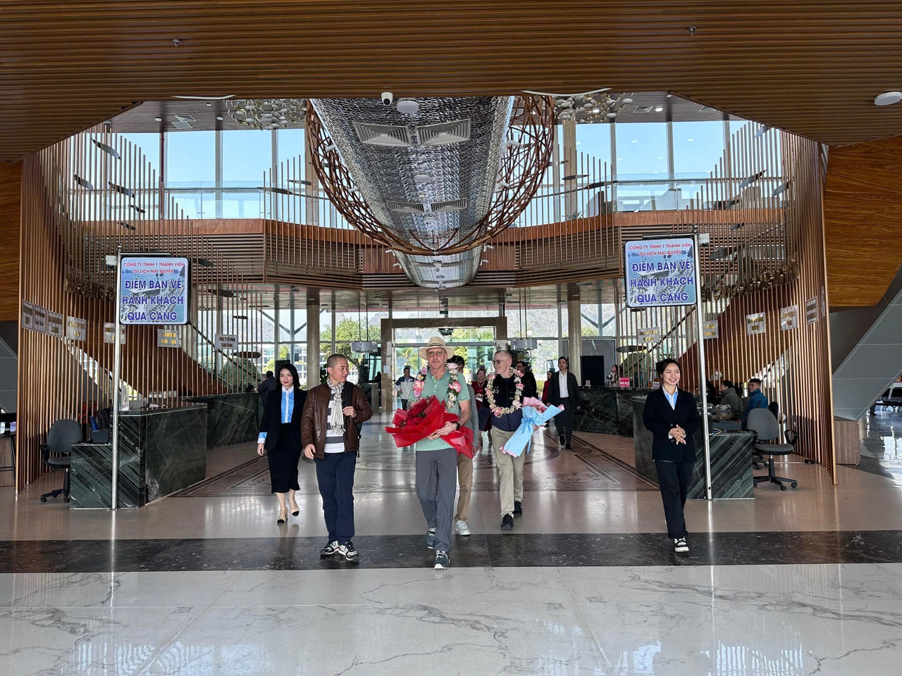 Hai triệu phú thế giới đi trực thăng đến khám phá vịnh Hạ Long