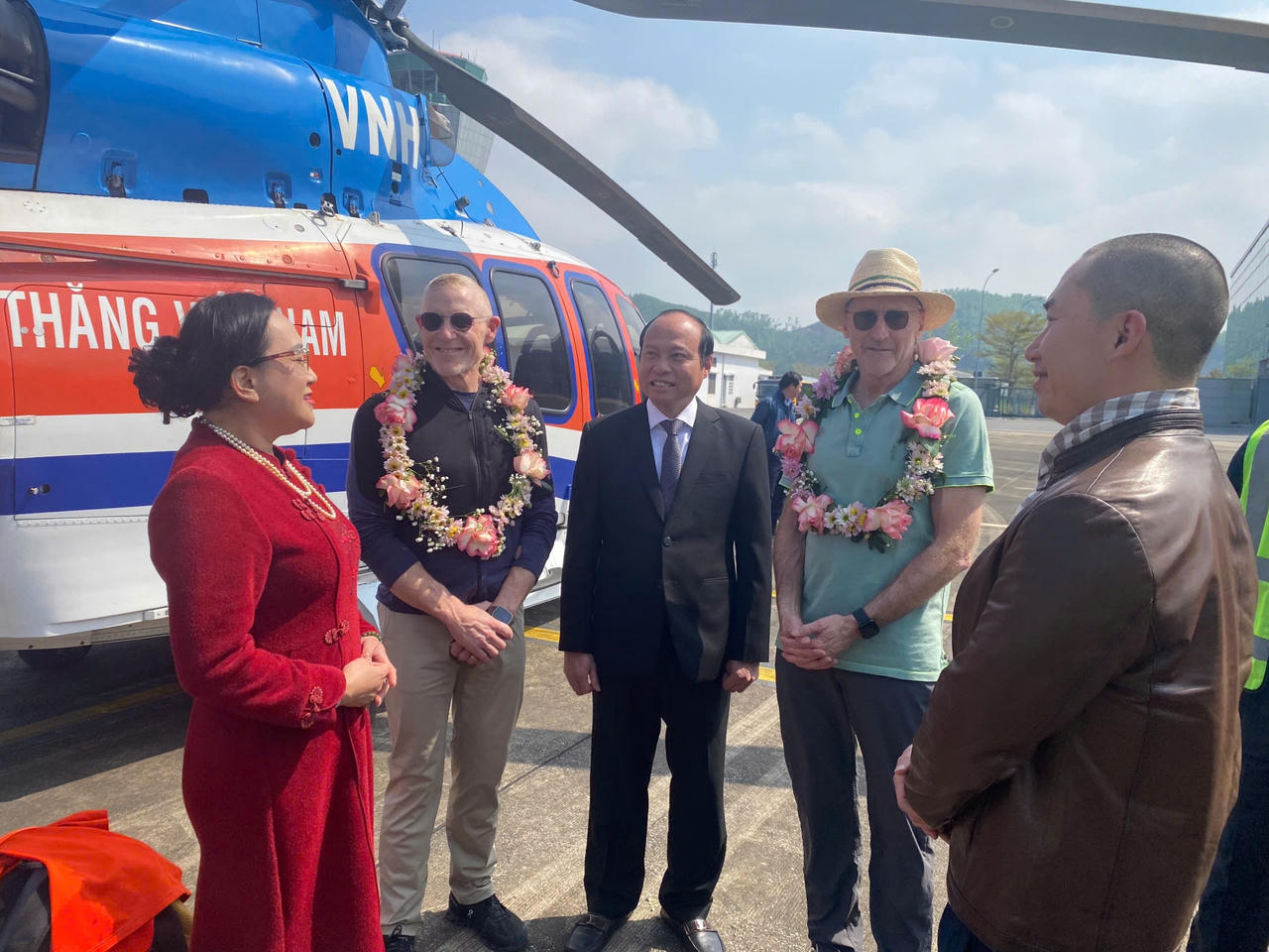 Hai triệu phú thế giới đi trực thăng đến khám phá vịnh Hạ Long