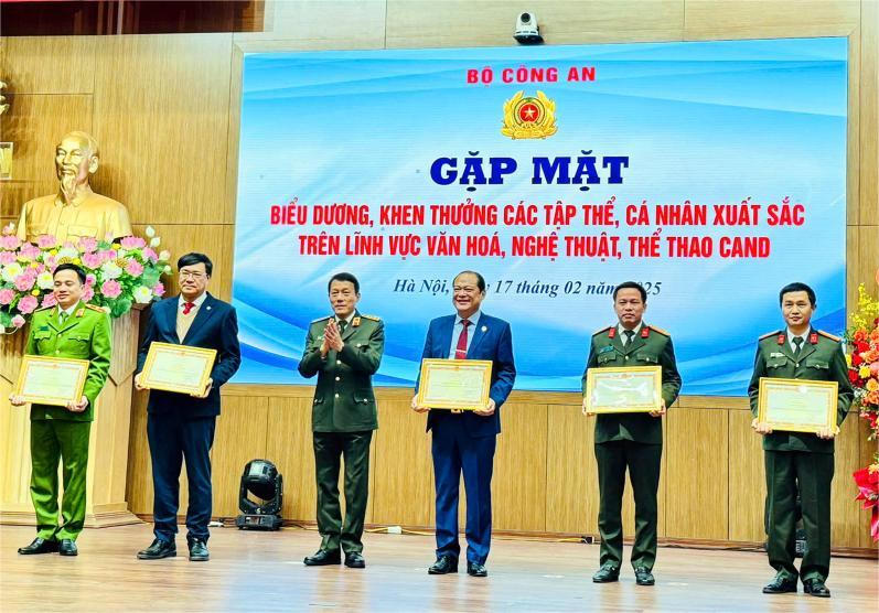 Nhiều tập thể, cá nhân của tỉnh Quảng Ninh được Bộ Công an khen thưởng