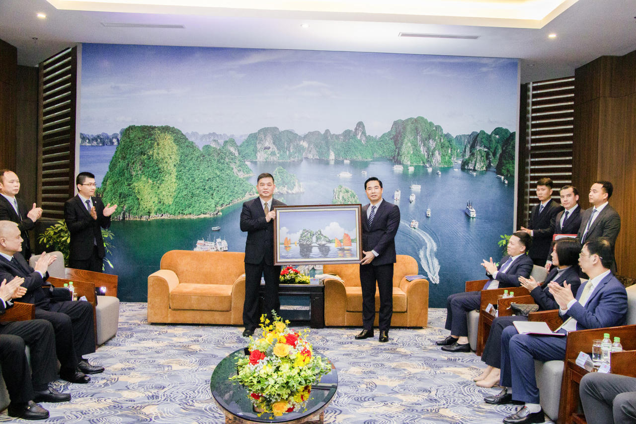 Giám đốc Công an Quảng Ninh tiếp xã giao Đoàn Đại biểu Công an Khu tự trị dân tộc Choang, Quảng Tây