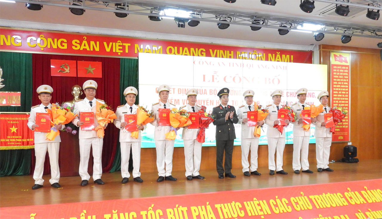 Công bố các Quyết định về tổ chức và công tác cán bộ Công an tỉnh Quảng Ninh