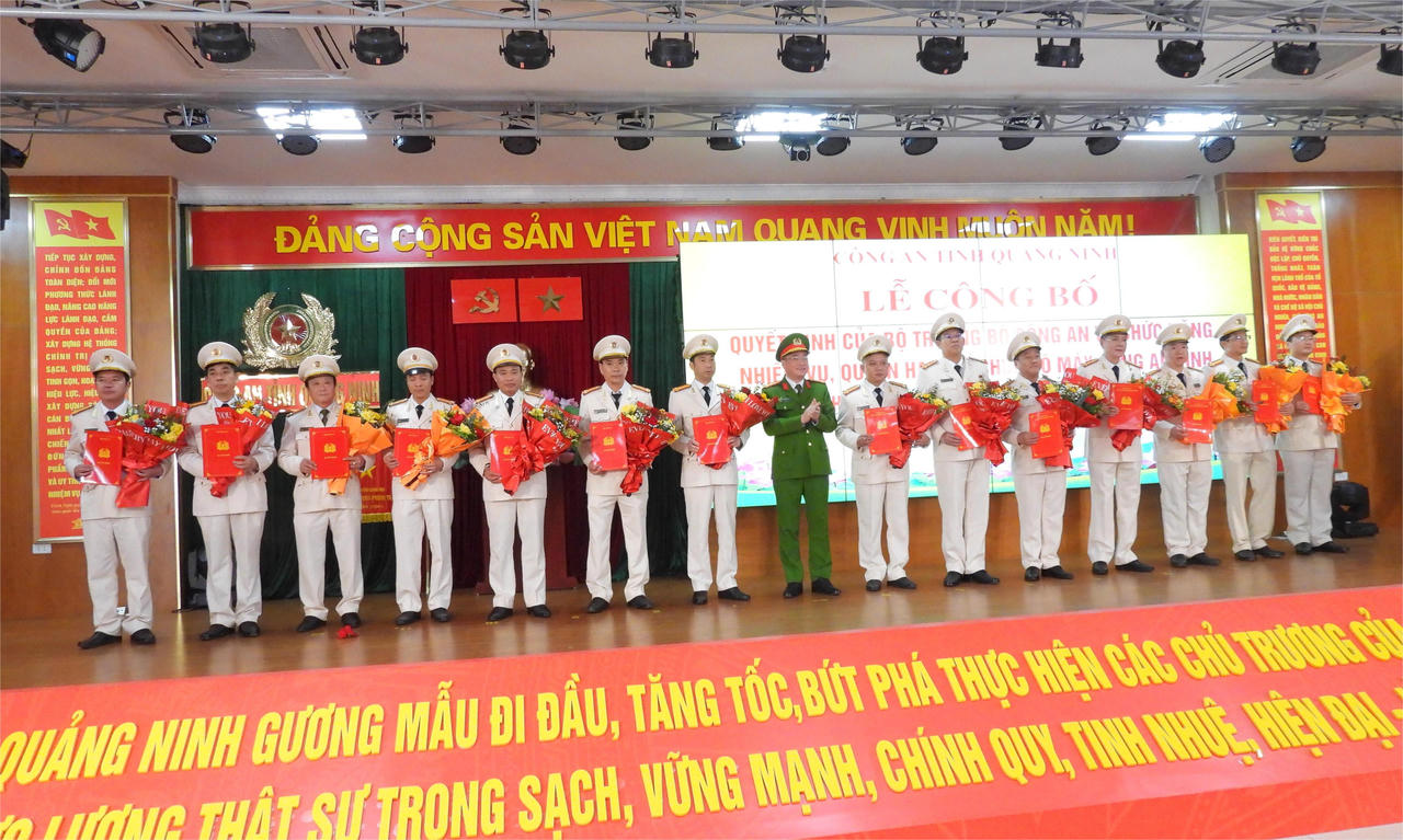 Công bố các Quyết định về tổ chức và công tác cán bộ Công an tỉnh Quảng Ninh