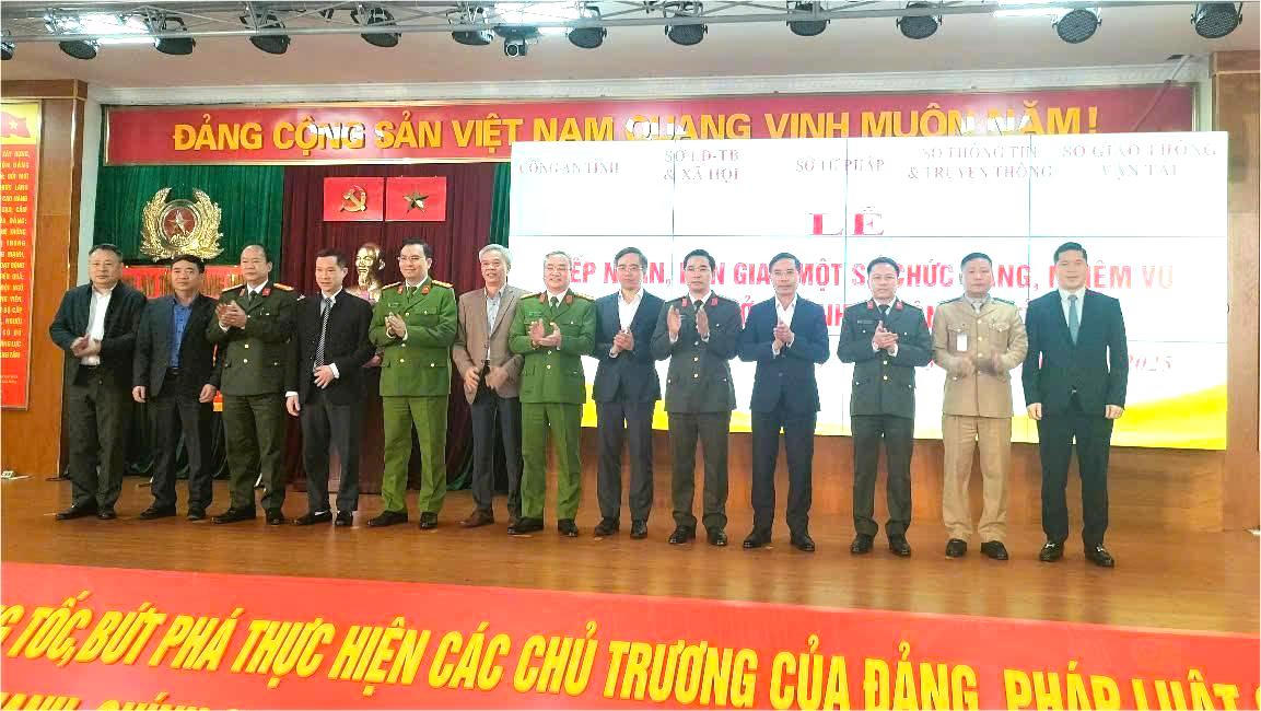 Công bố các Quyết định về tổ chức và công tác cán bộ Công an tỉnh Quảng Ninh