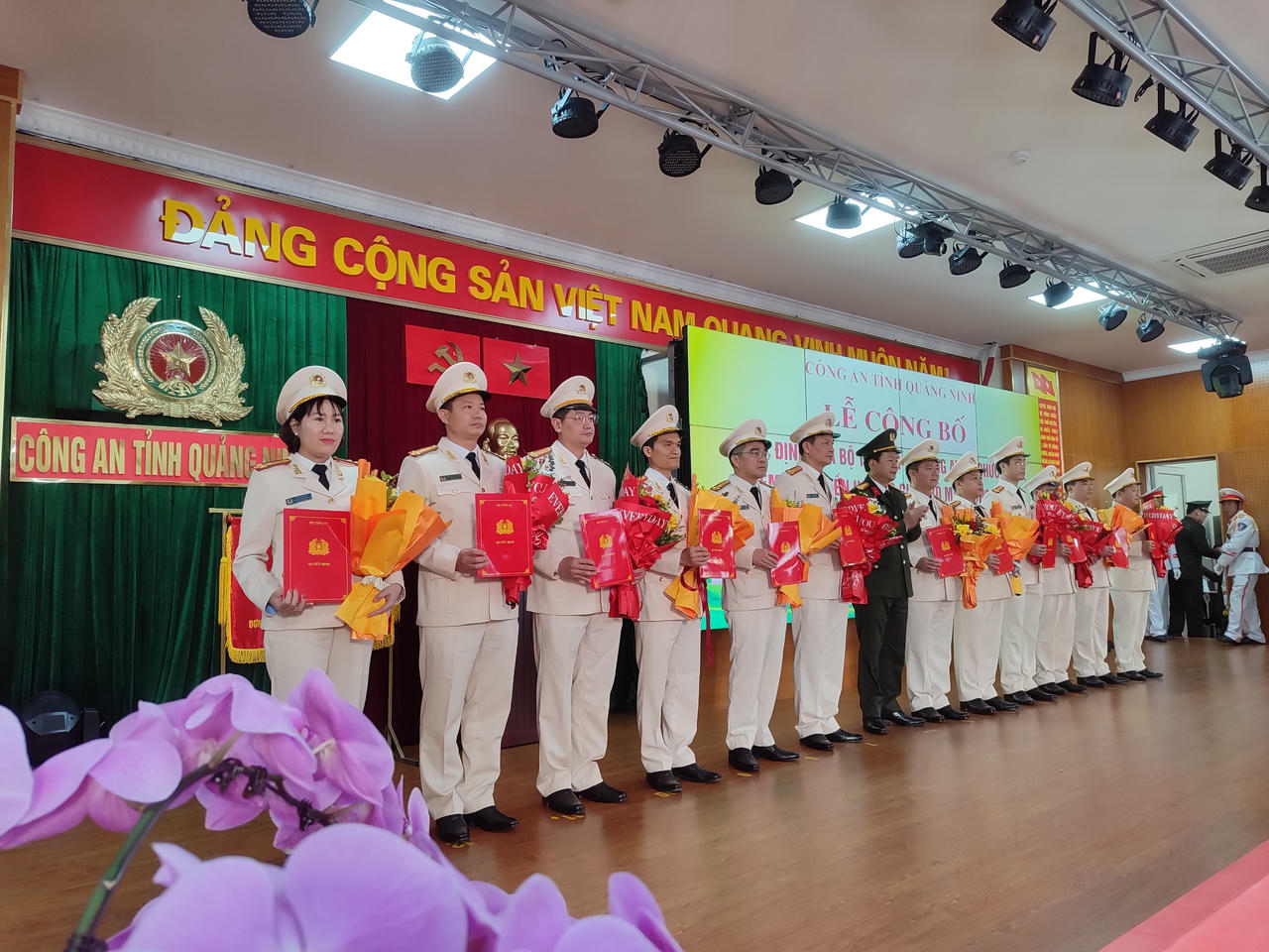 Công bố các Quyết định về tổ chức và công tác cán bộ Công an tỉnh Quảng Ninh