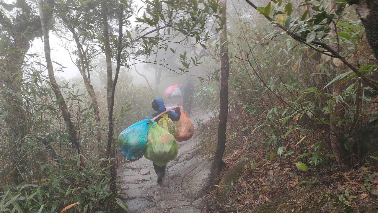 Mưu sinh ở lưng chừng trời nơi vùng đất thiêng Yên Tử