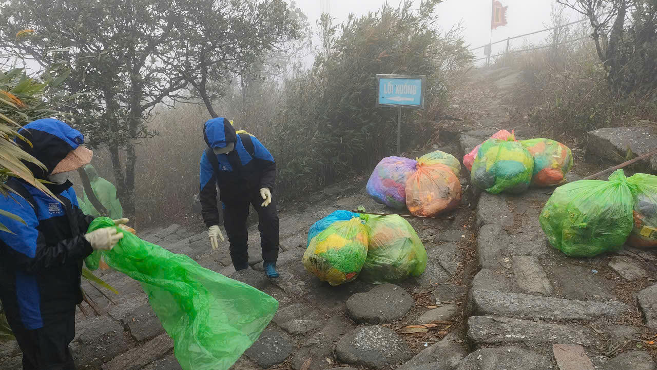 Mưu sinh ở lưng chừng trời nơi vùng đất thiêng Yên Tử