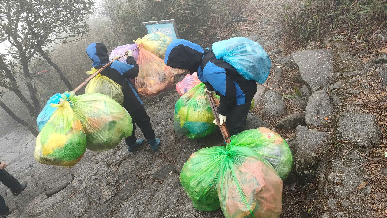 Mưu sinh ở lưng chừng trời nơi vùng đất thiêng Yên Tử