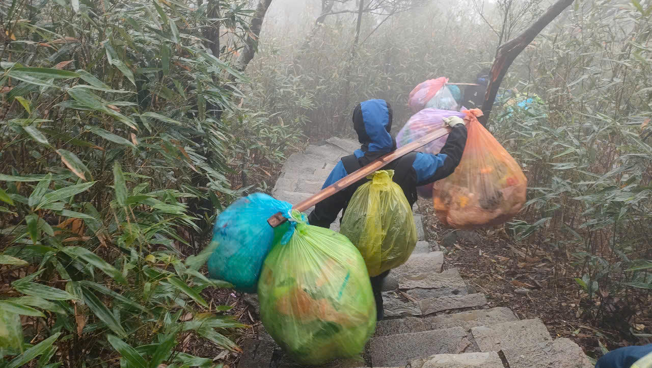 Mưu sinh ở lưng chừng trời nơi vùng đất thiêng Yên Tử