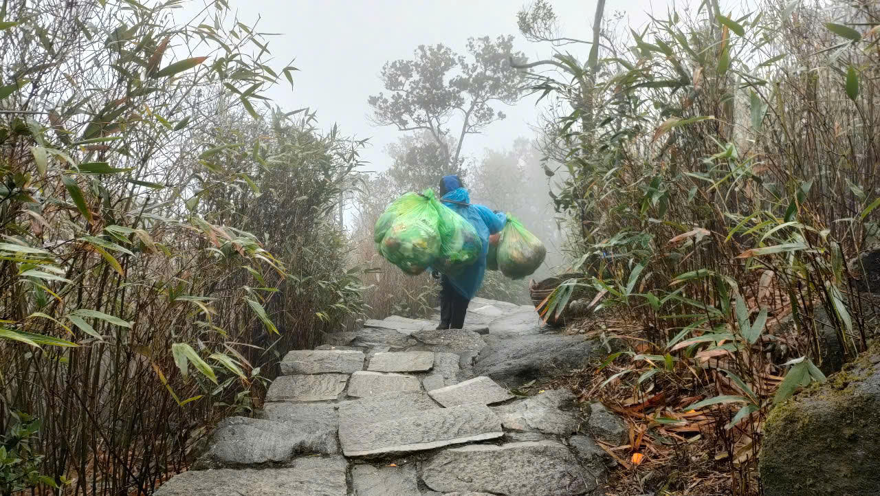 Mưu sinh ở lưng chừng trời nơi vùng đất thiêng Yên Tử