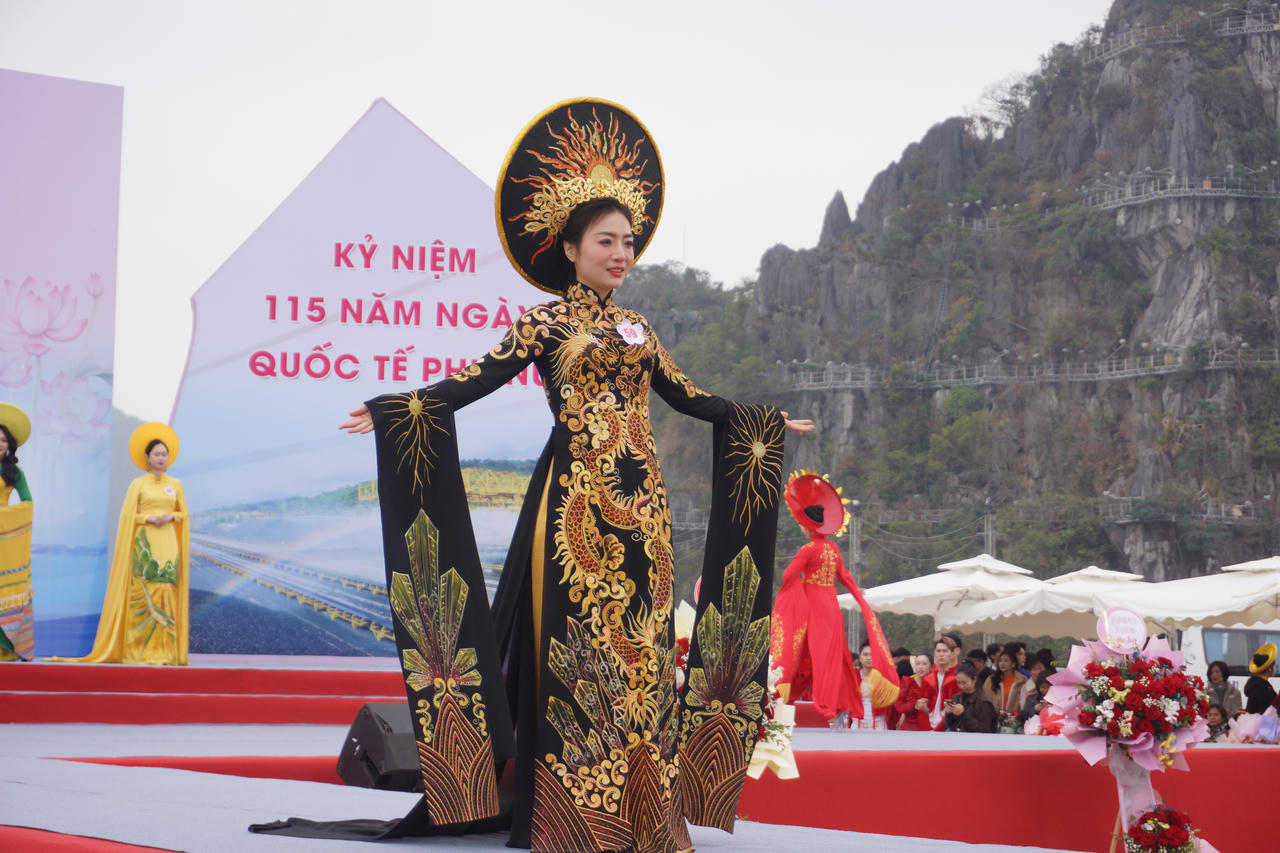 Hơn 1.200 nữ Đoàn viên tham gia Ngày hội Áo dài bên bờ Di sản vịnh Hạ Long