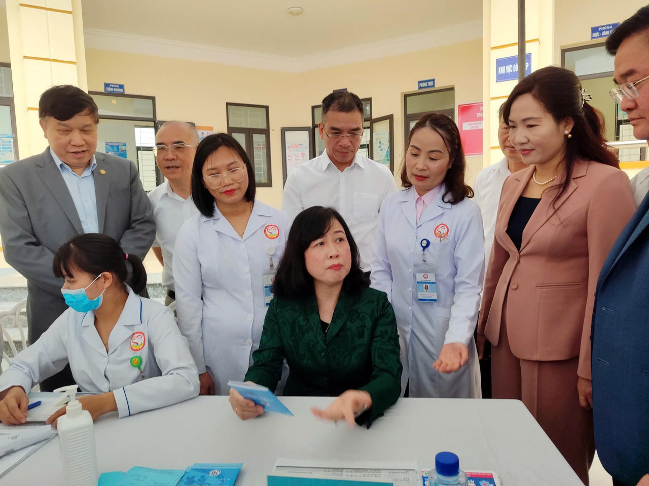 Bộ trưởng Bộ Y tế Đào Hồng Lan kiểm tra công tác phòng, chống bệnh sởi tại Quảng Ninh.