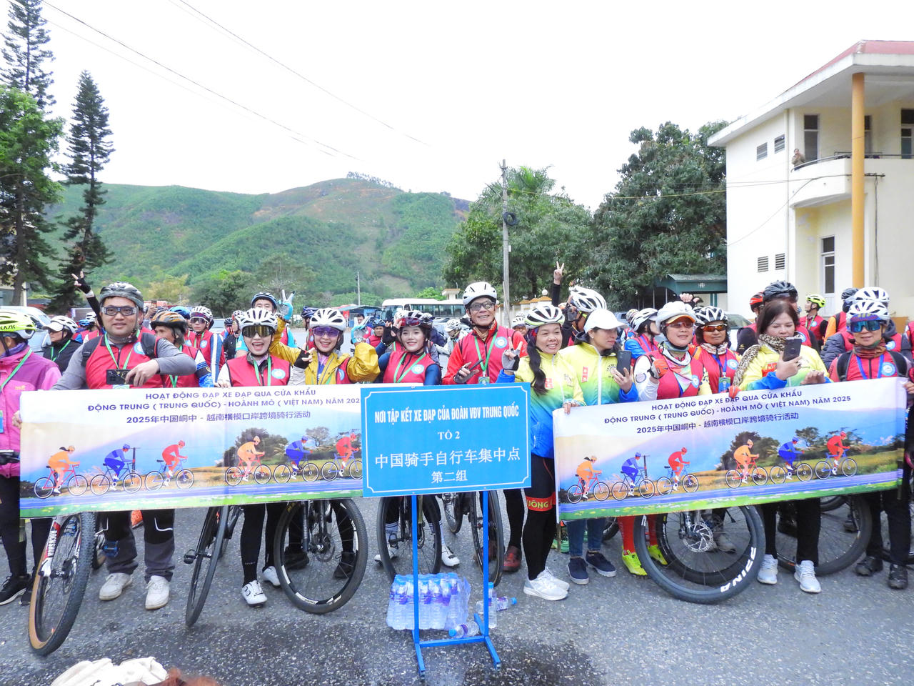 Lần đầu tiên tổ chức Đạp xe hữu nghị qua cửa khẩu Hoành Mô (Việt Nam) - Động Trung (Trung Quốc)