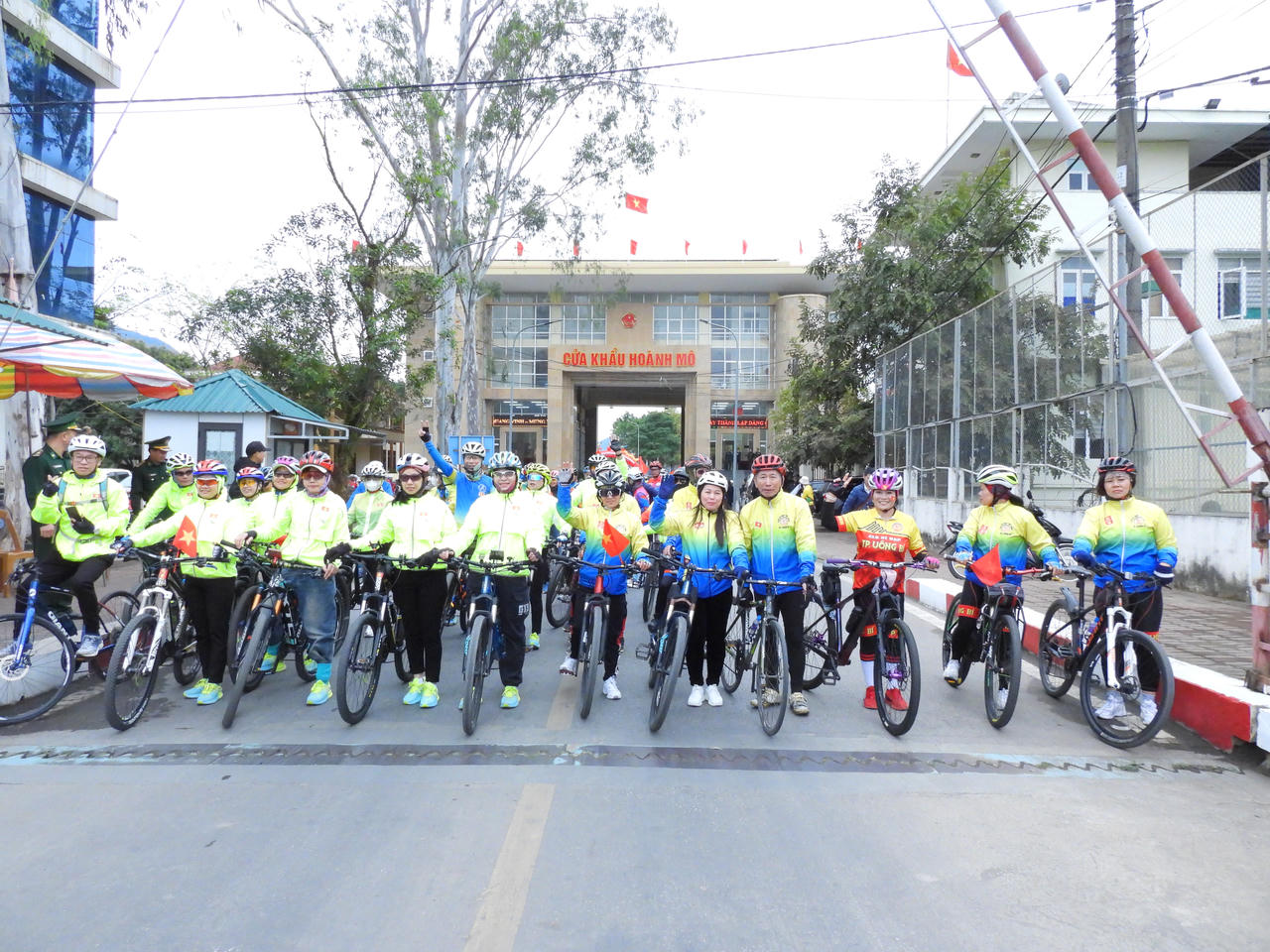 Lần đầu tiên tổ chức Đạp xe hữu nghị qua cửa khẩu Hoành Mô (Việt Nam) - Động Trung (Trung Quốc)