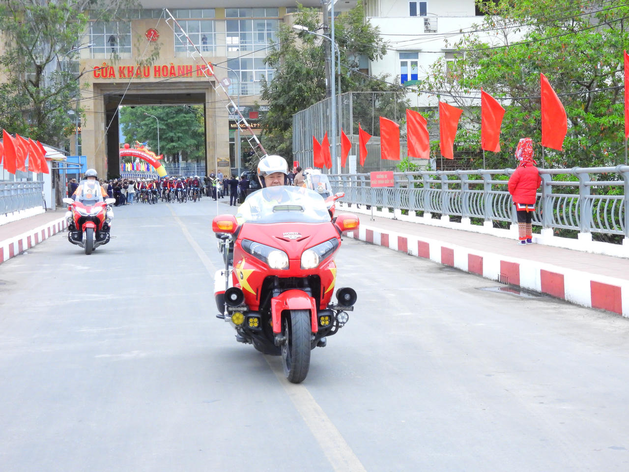 Lần đầu tiên tổ chức Đạp xe hữu nghị qua cửa khẩu Hoành Mô (Việt Nam) - Động Trung (Trung Quốc)