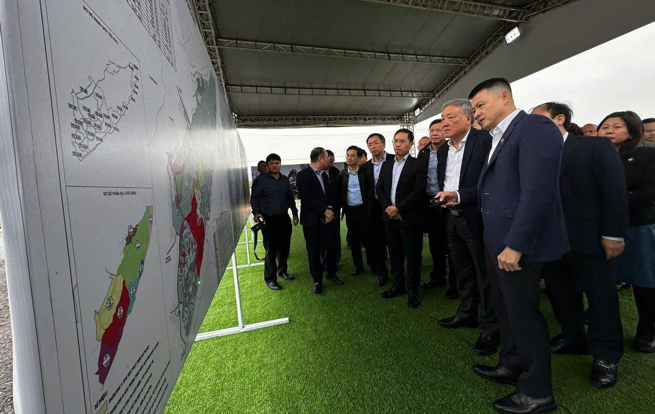 Phó Thủ tướng Thường trực Nguyễn Hòa Bình làm việc tại Vân Đồn