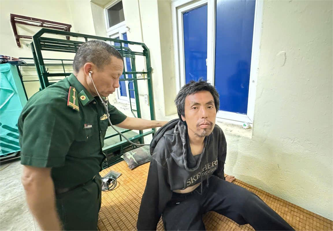 Một công dân Trung Quốc được cứu sống khi đang trôi dạt trên sông Ka Long