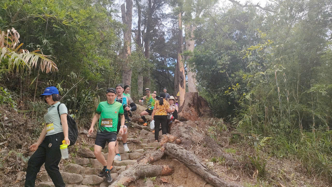 Hàng ngàn VĐV chinh phục đỉnh Phù Vân tại Giải leo núi Yên Tử 2025