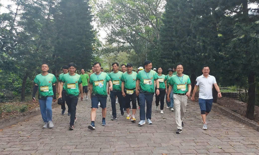 Hàng ngàn VĐV chinh phục đỉnh Phù Vân tại Giải leo núi Yên Tử 2025