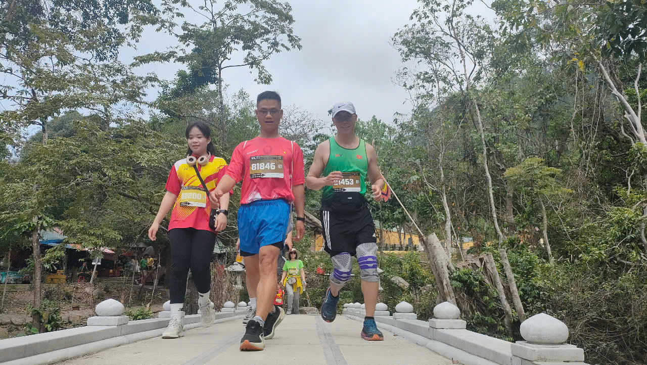 Hàng ngàn VĐV chinh phục đỉnh Phù Vân tại Giải leo núi Yên Tử 2025