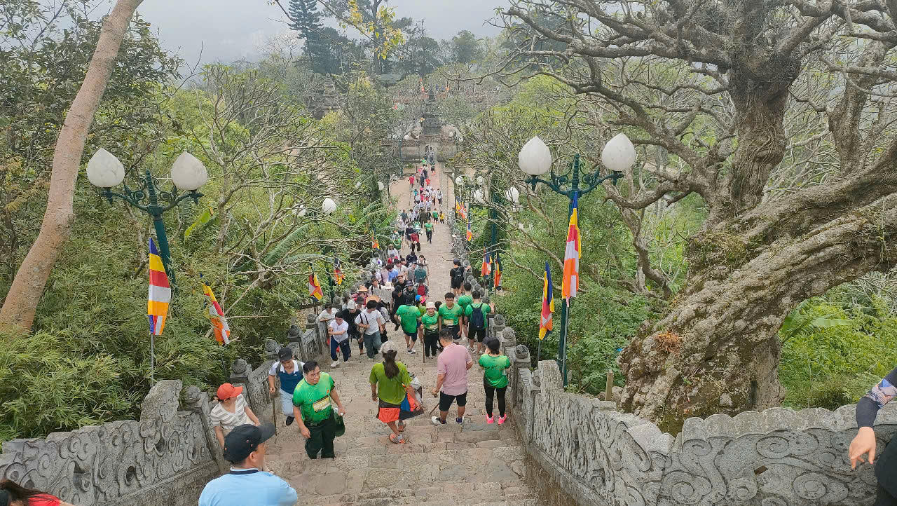 Hàng ngàn VĐV chinh phục đỉnh Phù Vân tại Giải leo núi Yên Tử 2025