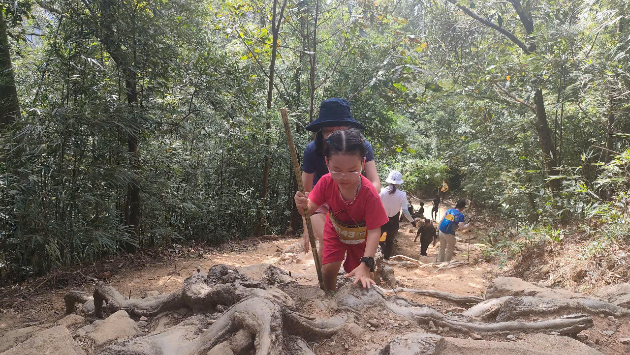 Hàng ngàn VĐV chinh phục đỉnh Phù Vân tại Giải leo núi Yên Tử 2025