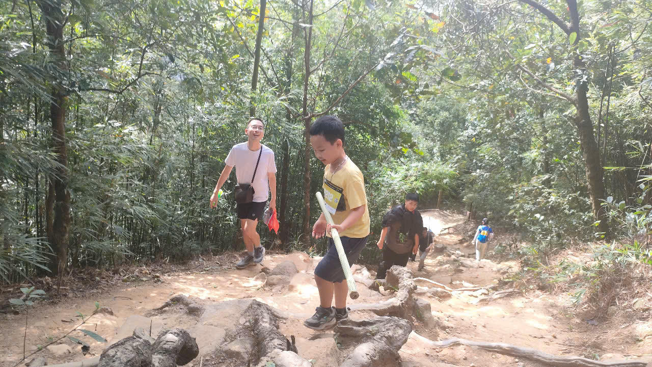 Hàng ngàn VĐV chinh phục đỉnh Phù Vân tại Giải leo núi Yên Tử 2025