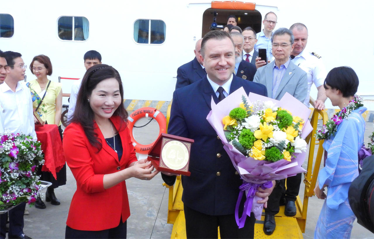 Tàu biển Pacific World đưa 1.700 du khách Nhật Bản đến Quảng Ninh
