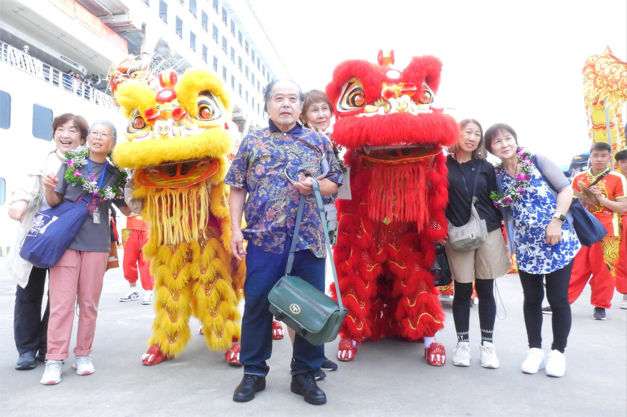 Tàu biển Pacific World đưa 1.700 du khách Nhật Bản đến Quảng Ninh