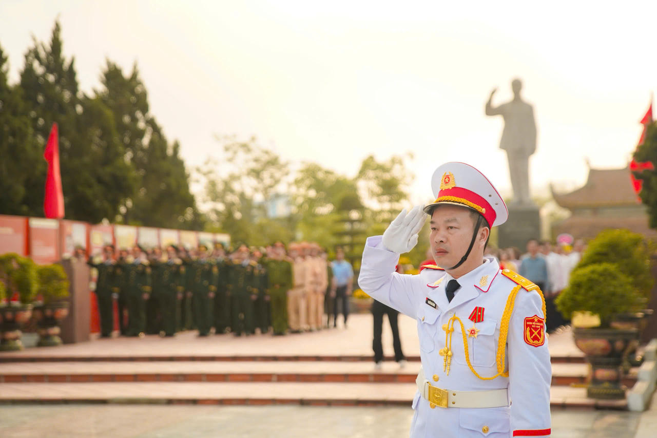 Lễ thượng cờ trên đảo Cô Tô mừng 50 năm thống nhất đất nước