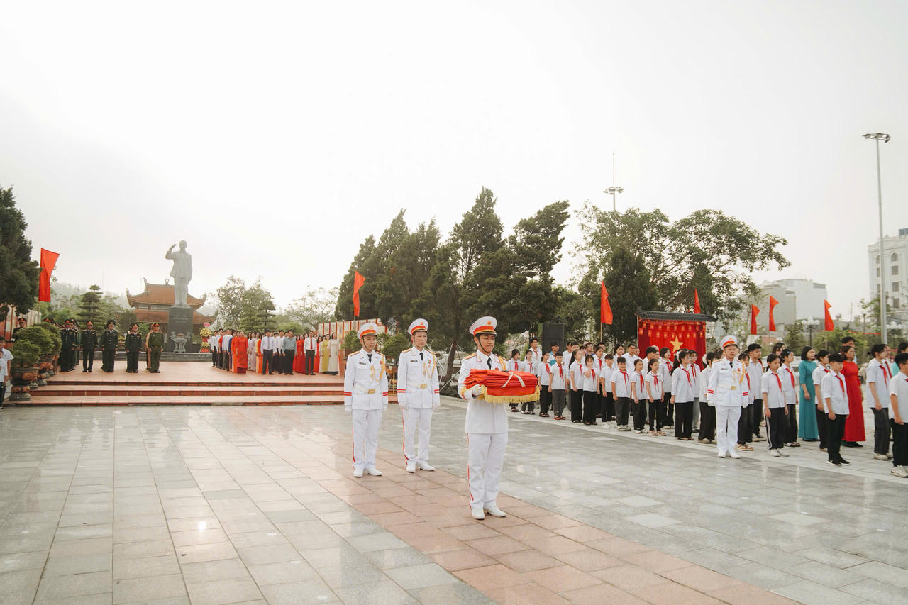 Lễ thượng cờ trên đảo Cô Tô mừng 50 năm thống nhất đất nước