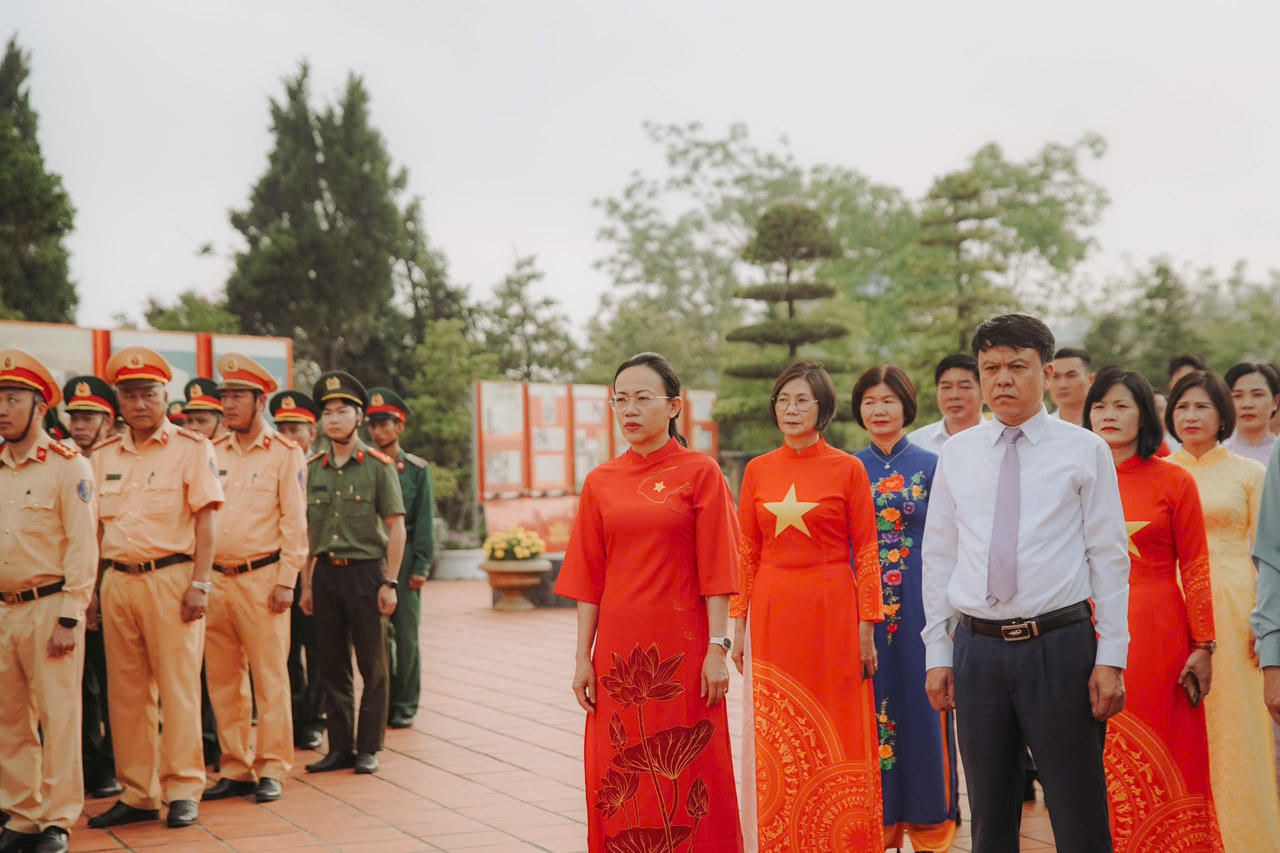 Lễ thượng cờ trên đảo Cô Tô mừng 50 năm thống nhất đất nước