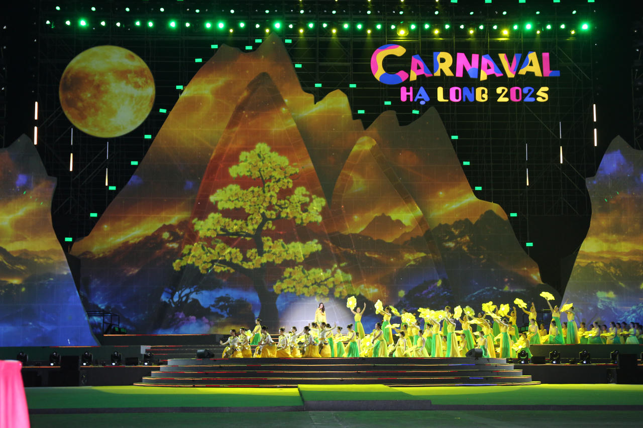 Ủy viên Bộ Chính trị Nguyễn Xuân Thắng dự Carnaval Hạ Long 2025