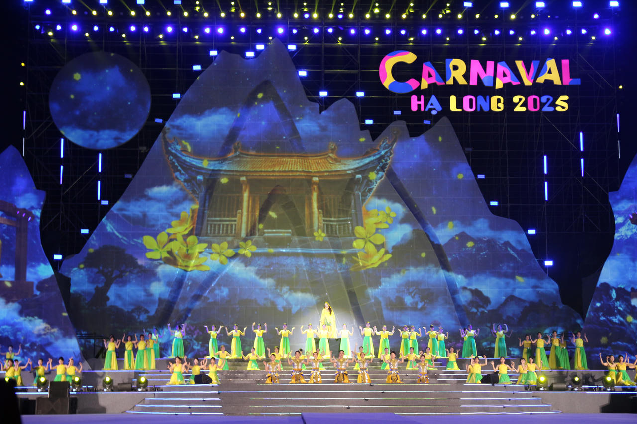 Ủy viên Bộ Chính trị Nguyễn Xuân Thắng dự Carnaval Hạ Long 2025